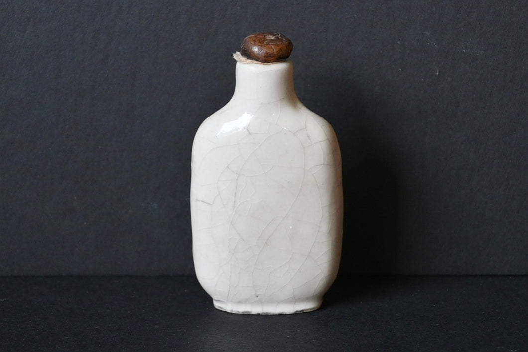 A Qing Crackle Glazed Guan-Type Snuff Bottle